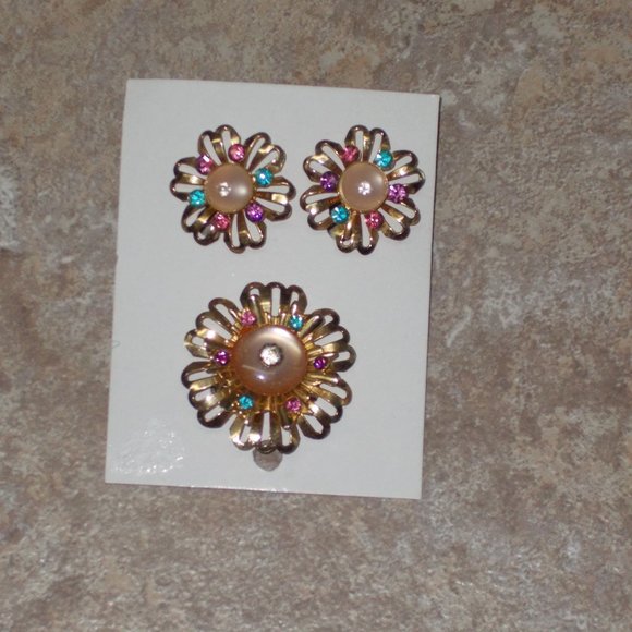 Gorgeous vintage screw on earrings and matching pin - Picture 3 of 5